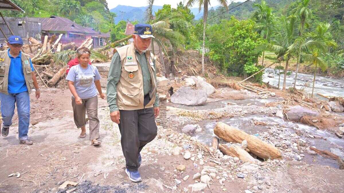 Gubernur Mahyeldi meninjau kawasan yang terdampak bencana banjir bandang. (dok. istimewa)