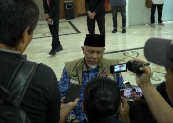 Gubernur Mahyeldi saat diwawancarai awak media. (dok. istimewa)