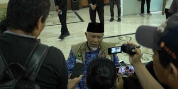 Gubernur Mahyeldi saat diwawancarai awak media. (dok. istimewa)