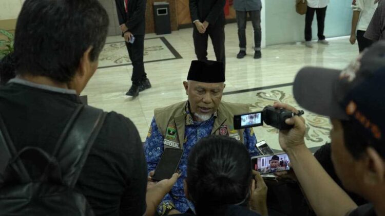 Tiga Prioritas Rehab-Rekon Sumbar: Huntap, Infrastruktur, dan Pemulihan Fasilitas Publik 1 Gubernur Mahyeldi saat diwawancarai awak media. (dok. istimewa)