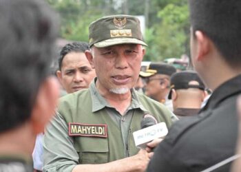 Gubernur Mahyeldi saat diwawancarai wartawan di lokasi bencana. (dok. istimewa)
