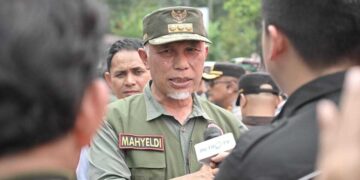 Gubernur Mahyeldi saat diwawancarai wartawan di lokasi bencana. (dok. istimewa)