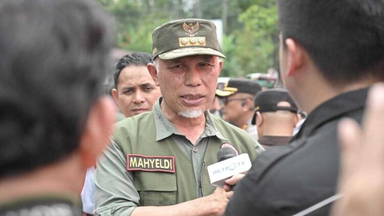 Gubernur Mahyeldi saat diwawancarai wartawan di lokasi bencana. (dok. istimewa)