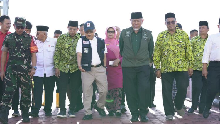 Gubernur Mahyeldi sambut kedatangan Yusuf Kalla di Sumbar. (dok. adpsb)
