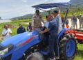 Gubernur Mahyeldi serahkan bantuan alsintan untuk petani di Kabupaten Solok. (dok. istimewa)