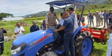 Gubernur Mahyeldi serahkan bantuan alsintan untuk petani di Kabupaten Solok. (dok. istimewa)