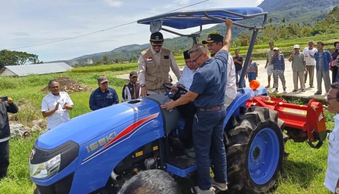 Gubernur Mahyeldi Serahkan Bantuan Alsintan untuk Kelompok Tani di Kabupaten Solok