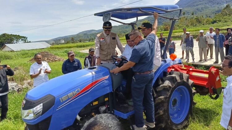 Gubernur Mahyeldi serahkan bantuan alsintan untuk petani di Kabupaten Solok. (dok. istimewa)