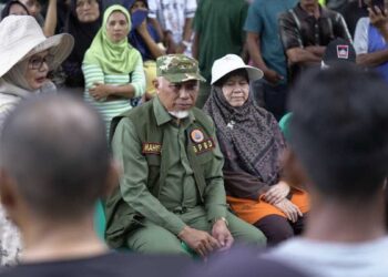 Gubernur Mahyeldi serahkan bantuan untuk nelayan yang tak melaut karena bencana. (dok. adpsb)