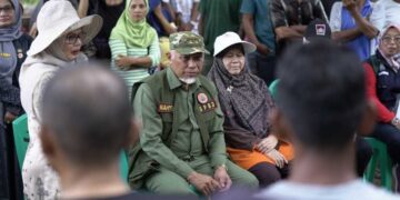 Tak Bisa Melaut Dua Minggu, 205 Nelayan Pasia Nan Tigo Terima Bantuan dari Gubernur Mahyeldi 13 Gubernur Mahyeldi serahkan bantuan untuk nelayan yang tak melaut karena bencana. (dok. adpsb)