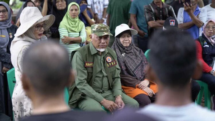 Tak Bisa Melaut Dua Minggu, 205 Nelayan Pasia Nan Tigo Terima Bantuan dari Gubernur Mahyeldi 1 Gubernur Mahyeldi serahkan bantuan untuk nelayan yang tak melaut karena bencana. (dok. adpsb)