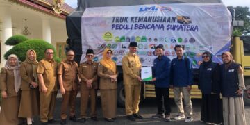 Gubernur Mahyeldi terima bantuan dari LMI. (dok. istimewa)