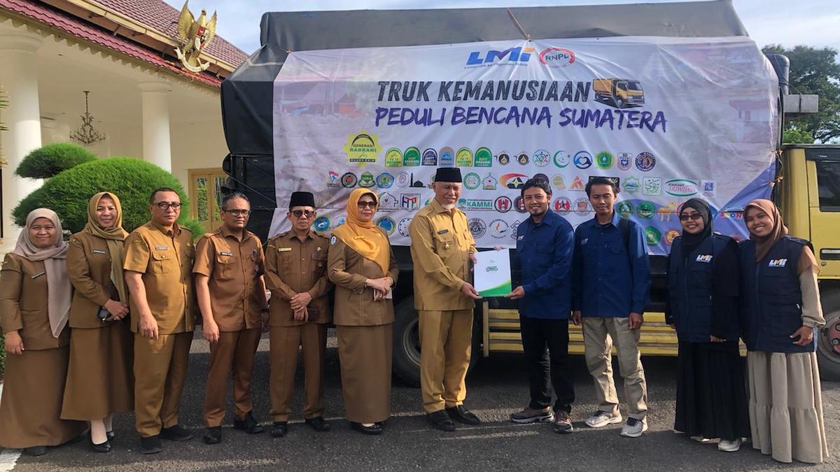 Gubernur Mahyeldi terima bantuan dari LMI. (dok. istimewa)
