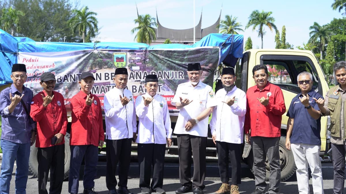 Gubernur Mahyeldi terima bantuan dari perantau Minang. (dok. istimewa)