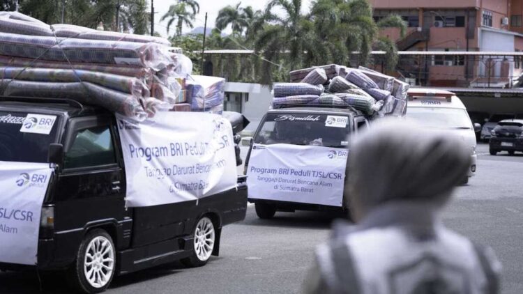 Gubernur Mahyeldi Terima Bantuan Rp850 Juta dari Relawan Elang BRI untuk Korban Bencana 1 Gubernur Mahyeldi terima bantuan dari relawan BRI. (dok. istimewa)