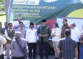 Gubernur Mahyeldi terima bantuan tahap tiga dari Kementan. (dok. istimewa)