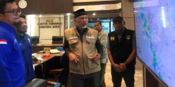 Gubernur Mahyeldi tinjau dampak bencana hidrometeorologi di Sumbar. (dok. istimewa)