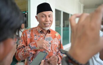 Gubernur Sumbar Mahyeldi diwawancarai wartawan usai rilis akhir tahun di BNNP Sumbar. (dok. adpsb)