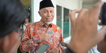 Gubernur Sumbar Mahyeldi diwawancarai wartawan usai rilis akhir tahun di BNNP Sumbar. (dok. adpsb)