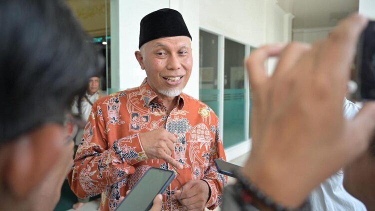 Gubernur Sumbar Mahyeldi diwawancarai wartawan usai rilis akhir tahun di BNNP Sumbar. (dok. adpsb)