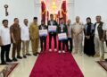 Gubernur Sumbar serahkan bonus untuk tiga atlet Sumbar yang meraih medali di SEA Games 2025. (dok. Humas KONI Sumbar)
