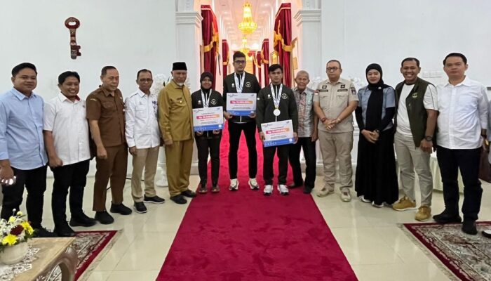 Gubernur Mahyeldi Serahkan Bonus untuk Tiga Atlet Sumbar Peraih Medali di SEA Games 2025