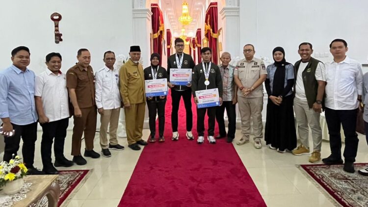 Gubernur Sumbar serahkan bonus untuk tiga atlet Sumbar yang meraih medali di SEA Games 2025. (dok. Humas KONI Sumbar)