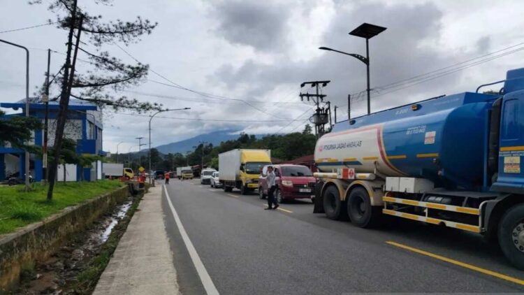 Dishub Sumbar Perketat Lalu Lintas di Sitinjau Lauik Pascaputusnya Jalur Padang–Bukittinggi 1 Petugas Dinas Perhubungan mengatur arus lalu lintas di jalan lintas Padang-Solok, Sumatera Barat, Jumat (5/12/2025). ANTARA/HO-Humas Pemprov Sumbar