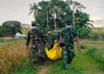 Anggota TNI AD sedang menggotong jenazah korban ditemukan di Dok ANTARA/Yusrizal