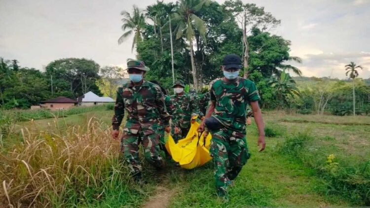 Anggota TNI AD sedang menggotong jenazah korban ditemukan di Dok ANTARA/Yusrizal