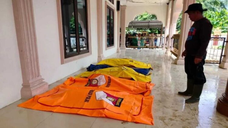 75 Pasien Dirawat, Pemkab Agam Tanggung Semua Biaya Pengobatan Korban Bencana 1 Polres Agam dan Disdukcapil Agam sedang mengindentifikasi korban meninggal dunia dampak banjir bandang di Salareh Aia, Kecamatan Palembayan. Dok ANTARA/Yusrizal