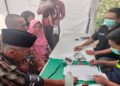 Tim medis dari Kementerian Kesehatan sedang memeriksa warga Nagari, Nagari Sungai Batang, Kecamatan Tanjung Raya, Kabupaten Agam, Jumat (5/12). Dok ANTARA/Yusrizal