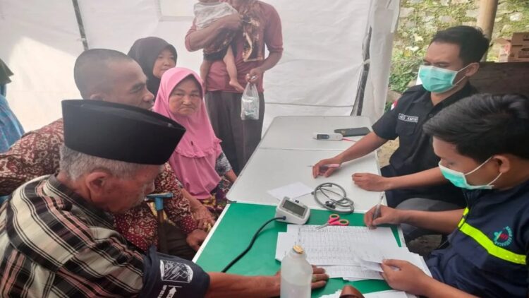 Tim medis dari Kementerian Kesehatan sedang memeriksa warga Nagari, Nagari Sungai Batang, Kecamatan Tanjung Raya, Kabupaten Agam, Jumat (5/12). Dok ANTARA/Yusrizal