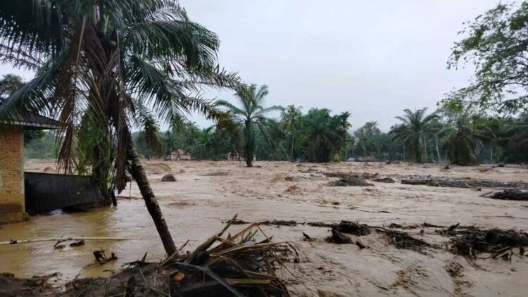 Anggota Satlantas Polres Agam sedang menutup jalan dampak air Sungai Batang Nanggang meluap, Sabtu (6/12) sore. Dok ANTARA/Yusrizal
