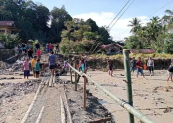 Jembatan Darurat di Maninjau Diterjang Arus, Warga Kembali Bangun Akses Sementara 1 Jembatan Darurat di Maninjau Diterjang Arus, Warga Kembali Bangun Akses Sementara