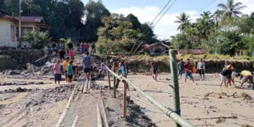 Jembatan Darurat di Maninjau Diterjang Arus, Warga Kembali Bangun Akses Sementara 9 Jembatan Darurat di Maninjau Diterjang Arus, Warga Kembali Bangun Akses Sementara