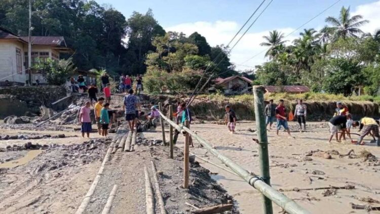 Jembatan Darurat di Maninjau Diterjang Arus, Warga Kembali Bangun Akses Sementara 1 Warga Maninjau, Kecamatan Tanjung Raya, Kabupaten Agam bersama Polri dan relawan memperbaiki jembatan darurat yang dibawa arus, Sabtu (6/12). Dok ANTARA/HO/warga