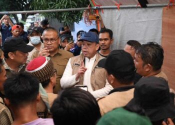 Menteri Nusron Salurkan Bantuan dan Dengar Jeritan Warga yang Kehilangan Keluarga di Kabupaten Agam