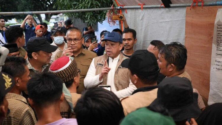 Menteri Nusron Salurkan Bantuan dan Dengar Jeritan Warga yang Kehilangan Keluarga di Kabupaten Agam 1 Menteri Nusron menyalurkan bantuan untuk warga terdampak bencana di Palembayan, Agam. (Foto: Ist)