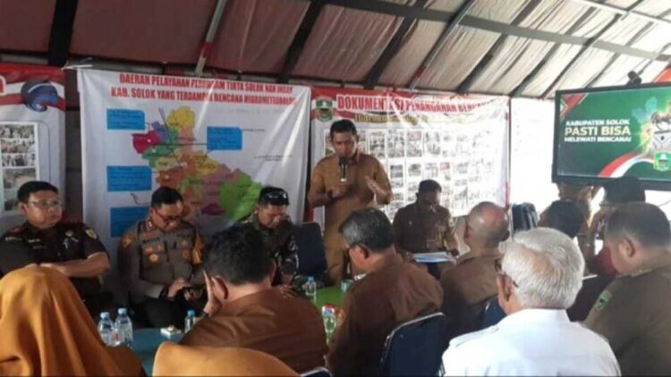Pemkab Solok Perpanjang Status Darurat Bencana hingga 15 Desember 1 Bupati Solok Jon Firman Pandu saat memimpin Rapat Evaluasi besar penanganan bencana di Posko Utama di Koto Baru. (Foto: Diskominfo Kabupaten Solok)