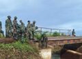 TNI AD Bangun Jembatan Darurat di Pematang Panjang Pasca Banjir Bandang 6 TNI AD Bangun Jembatan Darurat di Pematang Panjang Pasca Banjir Bandang