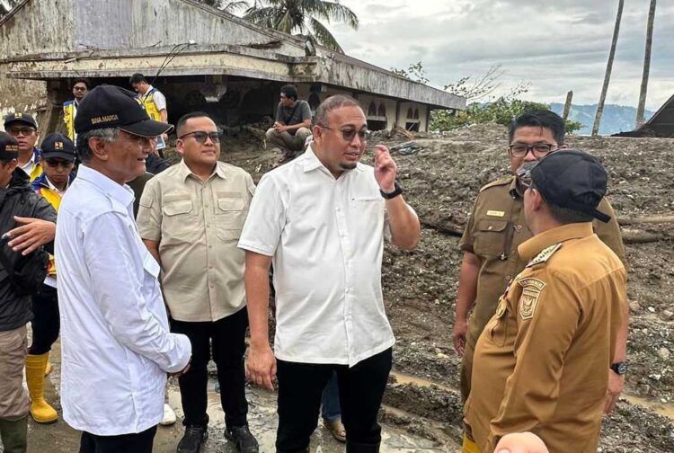 Andre Rosiade Dampingi Menteri PU Tinjau Malalo-Sumpur, Janjikan Percepatan Rekonstruksi Pascabanjir Bandang 1 Andre Rosiade bersama Menteri PU Dody Hanggodo meninjau jalan Malalo-Sumpur pascagalodo. ( Foto: Ist)