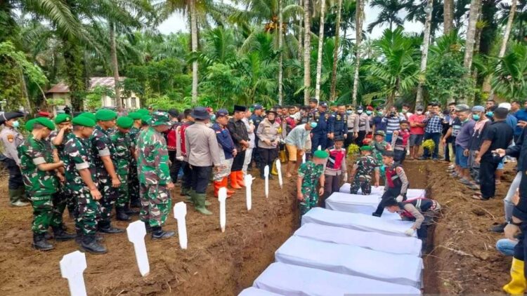 10 Korban Banjir Bandang Agam Dimakamkan Massal, Identitas masih Ditelusuri 1 Proses pemakaman 10 jenazah korban banjir bandang di Salareh Aia, Kecamatan Palembayan, Kabupaten Agam di TPU Sungai Jariang, Kamis (11/10). Dok ANTARA/Yusrizal