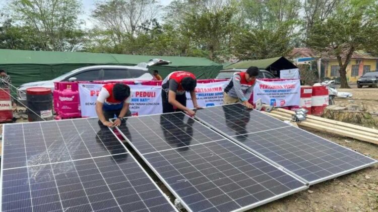 Pertamina Hadirkan PLTS di Posko Pengungsian Aceh Tamiang 1 Pertamina menghadirkan listrik tenaga surya untuk menerangi tenda pengungsi di Aceh Tamiang. (ANTARA/ist)