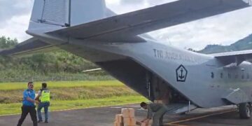 TNI AL Gerak Cepat Distribusikan Bantuan ke Korban Banjir Sumatera via Udara
