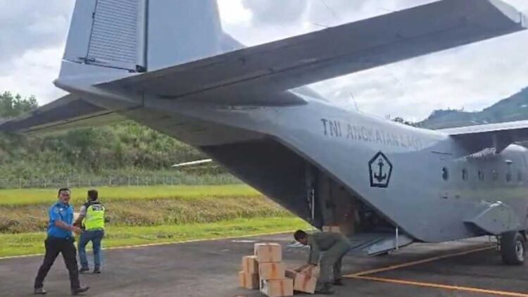 TNI AL mengerahkan satu unit pesawat angkut ringan NC 212-200 Aviocar dengan nomor registrasi U-6211 untuk antar 500 kilogram logistik korban bencana dari Lanud Sutan Iskandar Muda (SIM), Minggu (14/12/2025) (ANTARA/Ho-Humas TNI AL)