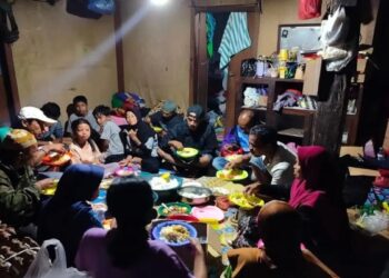 Sekelompok pengungsi sedang berada di pengungsian di Kecamatan Tanjung Raya, Kabupaten Agam. Dok ANTARA/Yusrizal