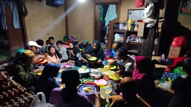 Sekelompok pengungsi sedang berada di pengungsian di Kecamatan Tanjung Raya, Kabupaten Agam. Dok ANTARA/Yusrizal