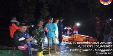 Tim gabungan dari BPBD Agam, Basarnas, TNI, Polri, PMI dan masyarakat sedang mengevakuasi warga terjebak banjir di Tapian Kandih, Nagari Salareh Aia Barat, Kecamatan Palembayan, Selasa (30/12). Dok ANTARA/HO/BPBD Agam