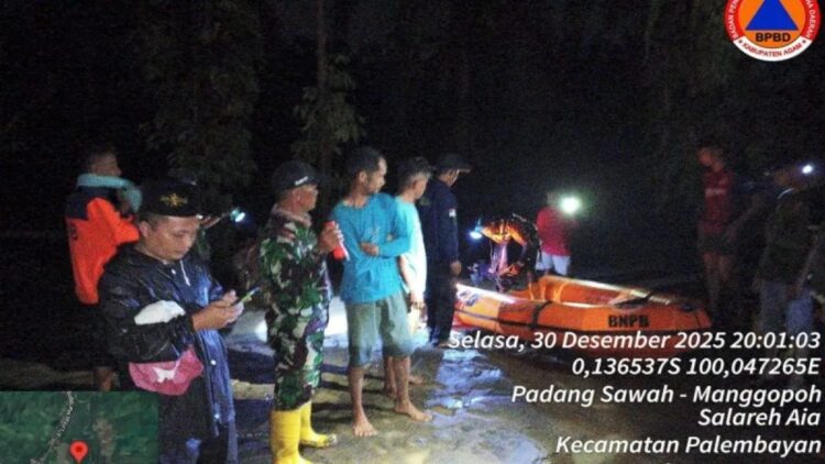 Tim gabungan dari BPBD Agam, Basarnas, TNI, Polri, PMI dan masyarakat sedang mengevakuasi warga terjebak banjir di Tapian Kandih, Nagari Salareh Aia Barat, Kecamatan Palembayan, Selasa (30/12). Dok ANTARA/HO/BPBD Agam